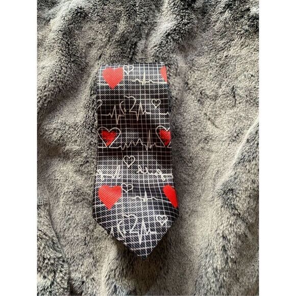 Heart tie   - Picture 1 of 5